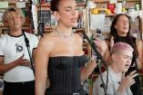 Dua Lipa cantando en Tiny Desk, músicos atrás 