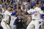 Teoscar Hernandez y Mookie Betts festejan ante más de 50 mil aficionados en el Dodger Stadium.