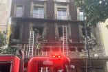 Los bomberos debieron escalar el inmueble para atender la emergencia