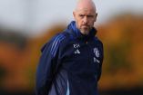 Erik ten Hag con chamarra azul en un entrenamiento.