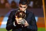 Rodrigo Hernández besa el más importante galardón individual en la historia del futbol, el Balón de Oro.