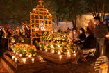 altar con velas y flores por el Día de Muertos