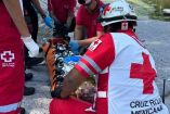 Elementos de la Cruz Roja atienden a un abuelito que fue arrojado a un arroyo