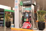 Despachador de gasolina en una gasolinera de Pemex