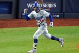 Mookie Betts celebrando con el puño en alto.