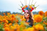 catrina en campo de cempasúchil