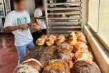 Jóvenes en proceso de reinserción preparan pan de muerto