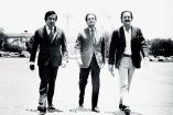En una visita a Ciudad Universitaria, el poeta Marco Antonio Montes de Oca, el escritor y poeta Octavio Paz y el novelista Carlos Fuentes, en una fotografía tomada por Ricardo Salazar en 1973.