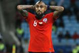 Arturo Vidal con las manos en la cabeza.