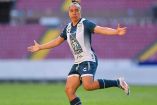 Charlyn Corral celebrandon un gol.