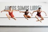 Bailarines de DanzaAM studio en el aire.