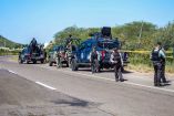 Elementos de la policía estatal y el Ejército al lado de sus patrullas en calles de Culiacán, Sinaloa