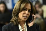 Kamala Harris en una llamada en el cierre de su campaña presidencial. (AFP)