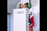 La presidenta Claudia Sheinbaum interrumpe su discurso en San Luis Potosí para abrazar a Zoé, una niña de tres años que subió al escenario. Con una sonrisa, la presidenta preguntó su nombre, le dio un abrazo y la “destapó” en tono de broma como futura diputada, lo que generó risas y aplausos de los asistentes. Este gesto se dio durante la supervisión del censo para la pensión de Bienestar a mujeres mayores.