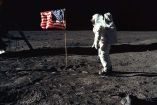 Astronauta caminando sobre la luna |