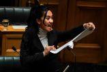 Hana-Rawhiti Maipi-Clarke fue la legisladora que rompió la propuesta de ley en plena sesión. (Especial)