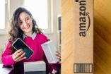 Mujer sosteniendo un celular de oferta en Amazon