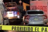Policías parados al lado de sus patrullas afuera de un Salón de Eventos de Tepic