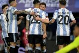 Lionel Messi abrazando a Lautaro Martínez.