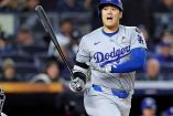 Shohei Ohtani con el bat en las manos.