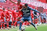 Jugadores de Toluca y Pachuca disputando el balón.
