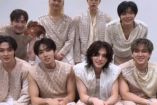 Integrantes de Stray Kids con trajes blancos