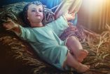 Imagen de un Niño Dios con los brazos abiertos
