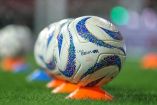 Balón de la Liga MX en el campo de juego.
