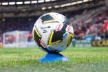 Balón de la Liga MX sobre el terreno de juego.