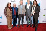 Sean (el último a la derecha), hijo de John Lennon, acudió al estreno de la película y se encontró con Sir Paul McCartney, el hombre que en cada concierto recuerda a su amigo. Fotos: Cortesía Disney 