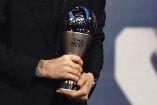 Premio The Best sostenido por Lionel Messi.
