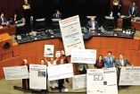 Senadores se enfrascaron en una lucha de pancartas a favor y en contra de la desaparición de los órganos reguladores