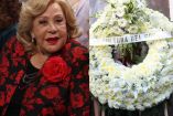 Silvia Pinal con blusa negra y corona de funeral