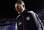 Juan Carlos Osorio con chamarra de Xolos de Tijuana.