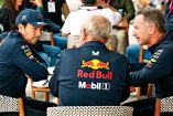 Sergio Pérez en plena discusión con Helmut Marko y Christian Horner, directivos de Red Bull. Fotos: Reuters