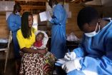 Mujer con bebé en el doctor en el COngo.