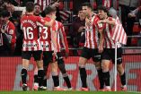 Jugadores del Athletic de Bilbao celebrando en el tiro de esquina.