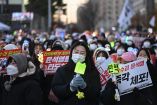 Canta música de K-pop en protesta en que piden el derrocamiento del presidente de Corea del Sur, Yoon Suk Yeol
