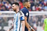 Lionel Messi junto a Kylian Mbappé en la Final del Mundial 2022.
