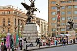Los alrededores de Bellas Artes y el corredor Angela Peralta están tomados por la venta de ropa, comida y artículos de temporada