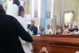 Mujer vestida de novia llega al funeral de su prometido a darle el último adiós