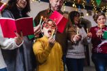 familia con velas y cantando villancicos