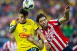 Jugadores de América y Chivas disputando el balón.