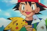 Ash cargando a Pikachu en primer episodio de Pokemon