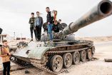Los rebeldes, que derrocaron al gobierno de Bashar al Assad, presumen su triunfo montados en un tanque en Hama, Siria.