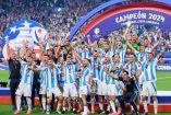 Selección de Argentina levantando la Copa América 2024.