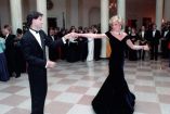 Jhon Travolta y Lady Di bailan en la Casa Blanca