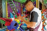 joven elabora piñatas