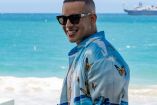Daddy Yankee con camisa azul y lentes