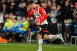 'Chucky' Lozano entrando al campo con el PSV.